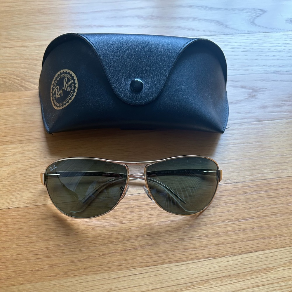 Worn once polarized ray-ban gold glasses. Polarized. With case.